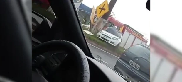 Carro bate em poste e deixa motorista com ferimentos graves na Avenida Souza Naves