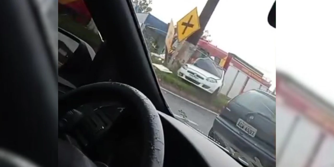 Carro bate em poste e deixa motorista com ferimentos graves na Avenida Souza Naves