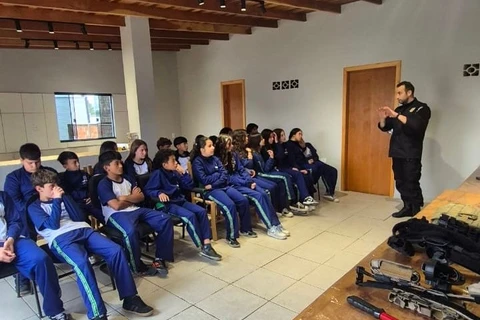 Polícia Civil de Palmeira recebe visita de alunos do Colégio Estadual Coronel David Carneiro