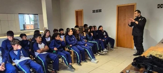 Polícia Civil de Palmeira recebe visita de alunos do Colégio Estadual Coronel David Carneiro