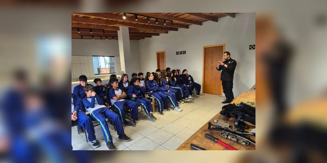 Polícia Civil de Palmeira recebe visita de alunos do Colégio Estadual Coronel David Carneiro
