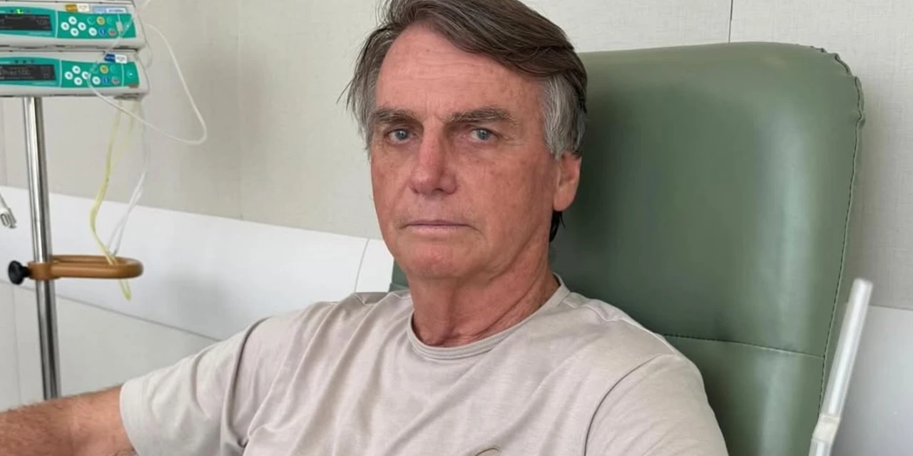 Bolsonaro tem nova crise de soluço e pede auxílio médico