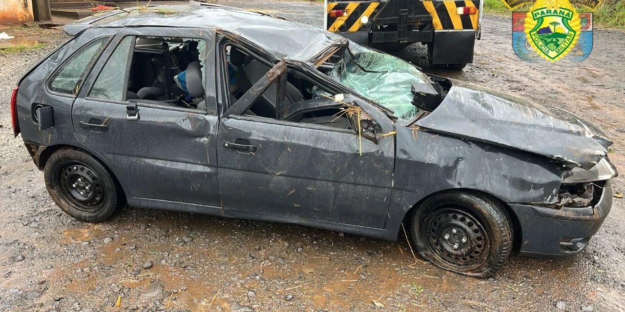 Carro fica completamente destruído após acidente na PR-092