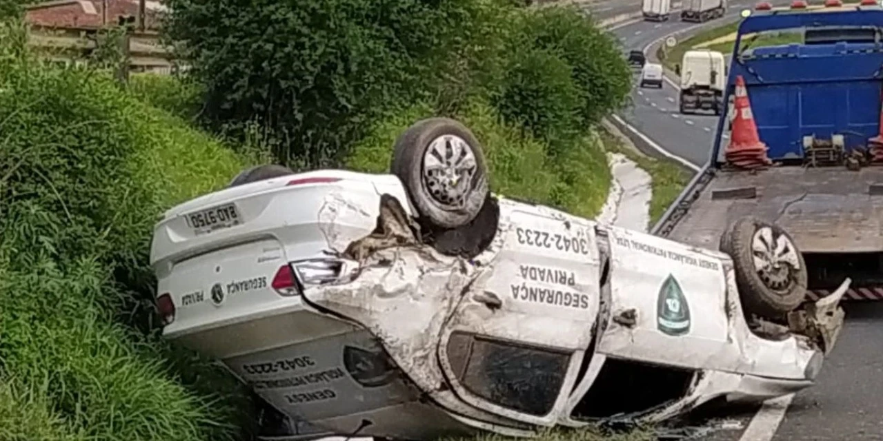 Motorista perde o controle e carro tomba em rodovia entre Castro e Carambeí