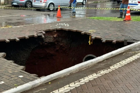 Chuva abre cratera gigante em avenida central de cidade no Paraná