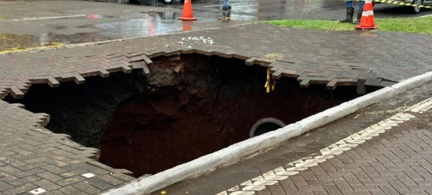 Chuva abre cratera gigante em avenida central de cidade no Paraná