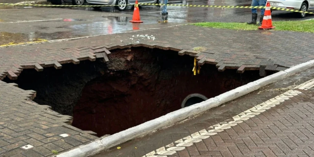 Chuva abre cratera gigante em avenida central de cidade no Paraná