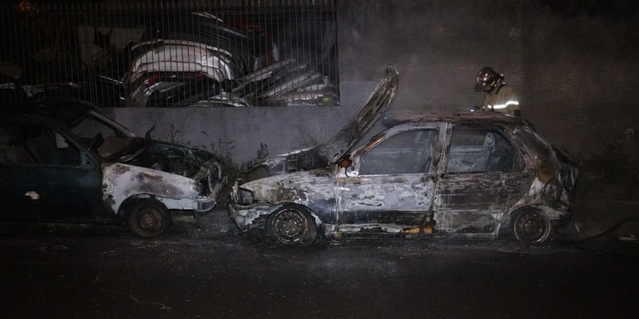 Fotos: Incêndio atinge Ford Fiesta e Fiat Palio na região do Órfãs