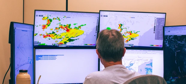 Dia do Meteorologista: entenda como a previsão do tempo é feita pelo Simepar
