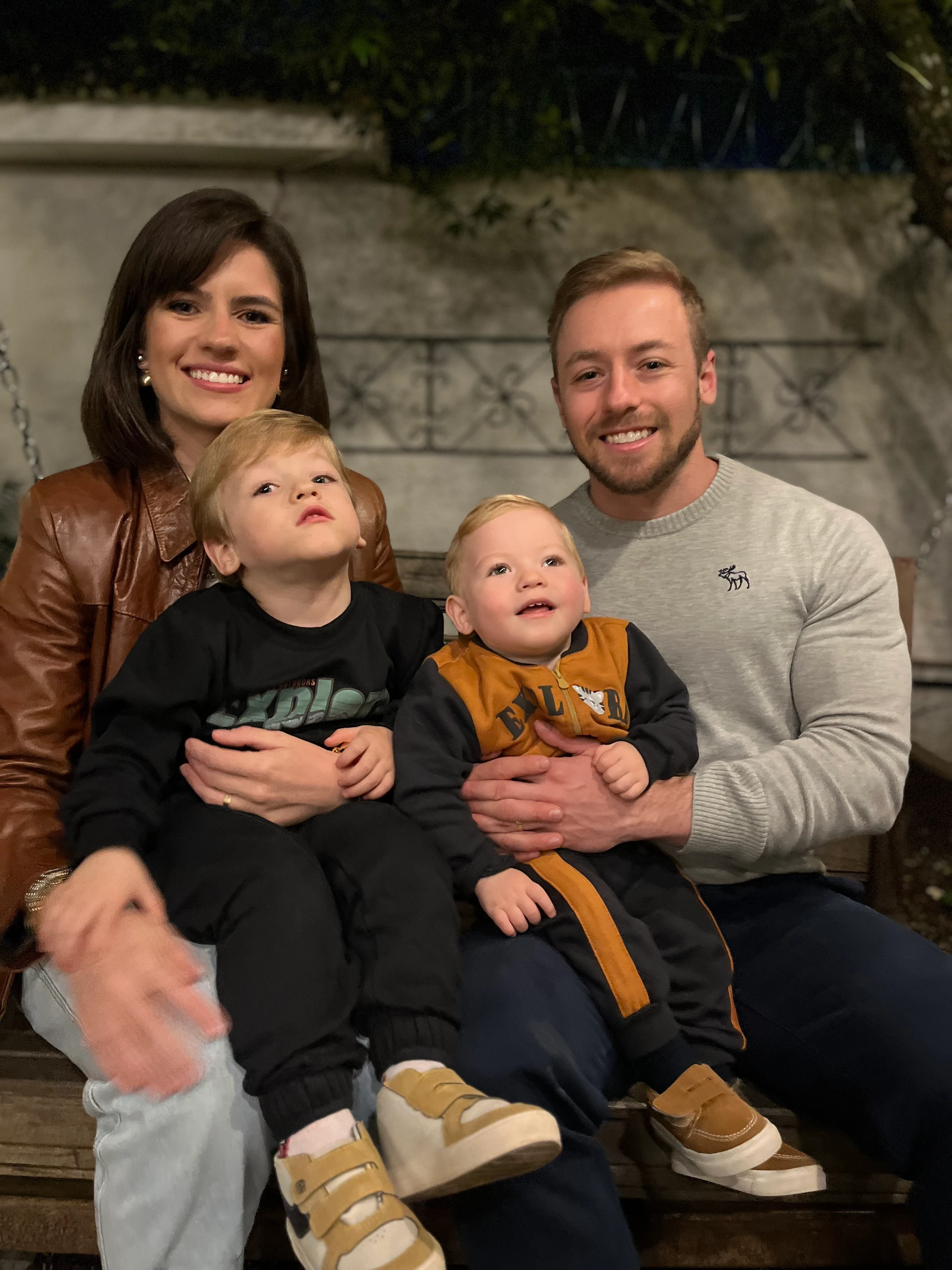 O casal Conrado e Louise Berger Malaquias acredita que os filhos Enrico e Matteo, que nasceram em condições delicadas, sobrevivem por milagre: “Cremos que Deus é soberano e que tem um plano bom para os nossos filhos” (FOTO: ACERVO PESSOAL)