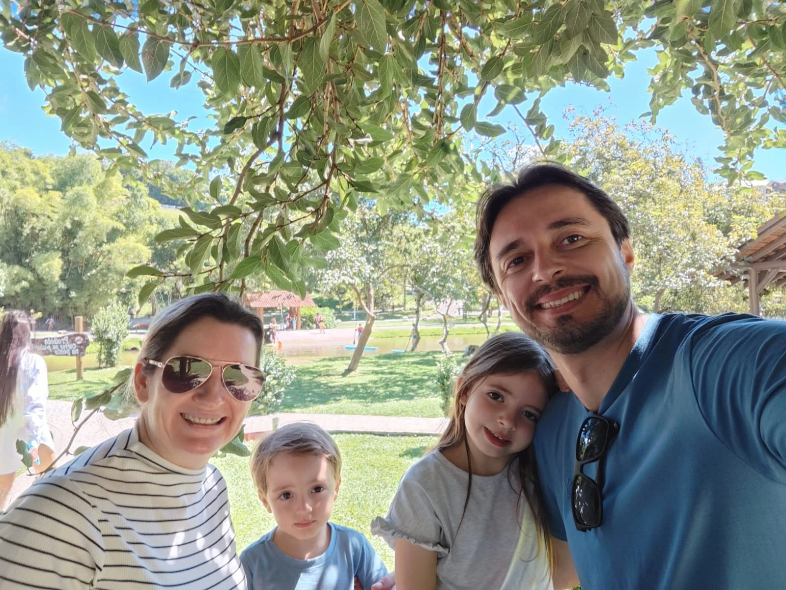 Gisele dos Santos Zanardini e o marido Vladimir Schimiguel Zanardini com os filhos Lívia e Miguel: “Eu chamo as crianças de sobrenaturais, pois pelos olhos da medicina não eram possíveis, mas para os olhos de Deus foram possíveis”, afirma Gisele (FOTO: ACERVO PESSOAL)