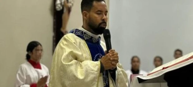 Padre e mulher são flagrados em quarto; diocese afirma que tomará providências