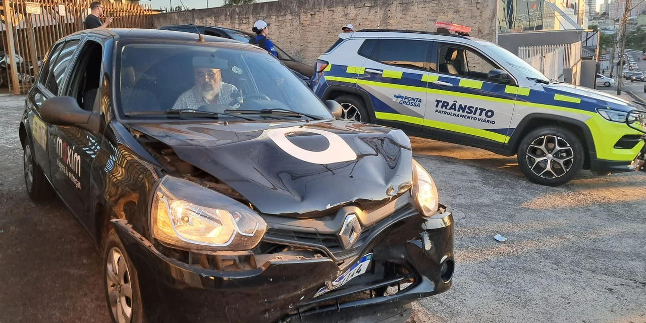 Colisão entre carros causa bloqueio de pista no centro de Ponta Grossa