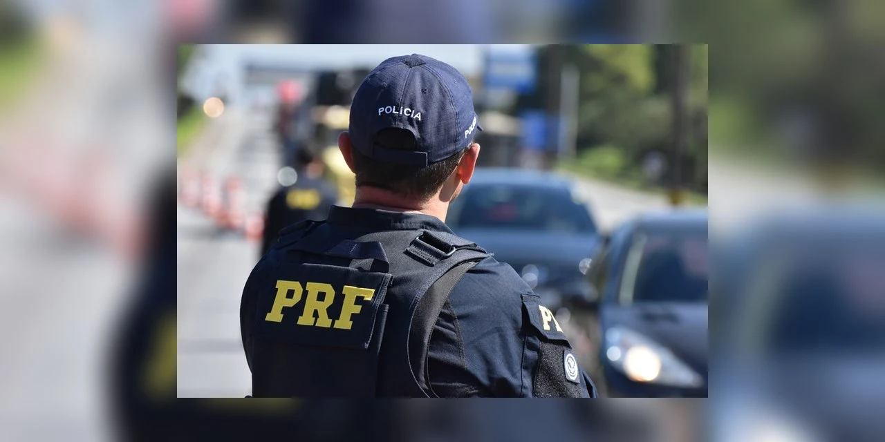 Motorista morre após caminhão tombar e pegar fogo na BR-476 em Bocaiuva do Sul