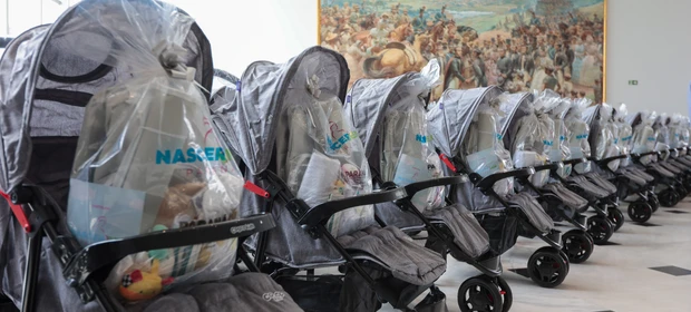 Programa inédito do Paraná distribuirá 10 mil kits com carrinhos para mães e bebês