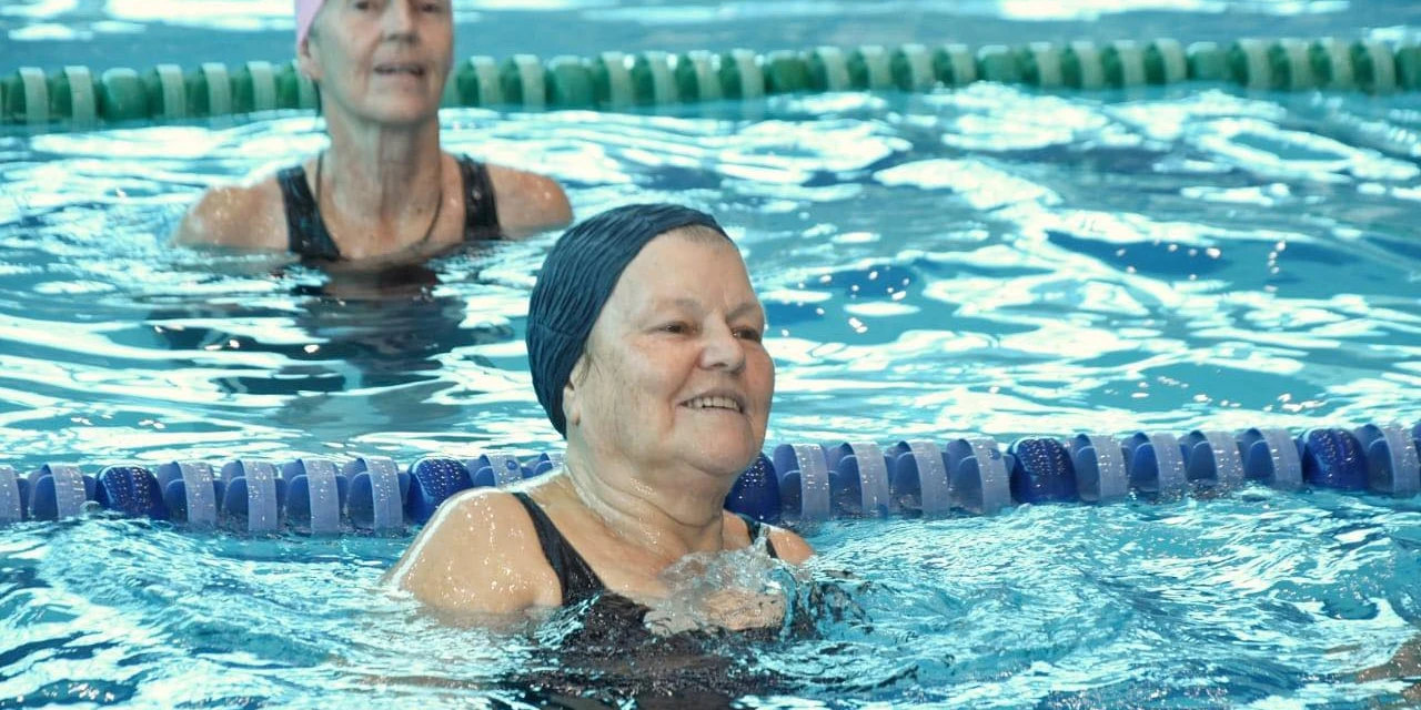 Outubro Rosa: Piscina da Arena Multiuso recebe aulas especiais