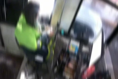 Vídeo mostra homem exibindo partes íntimas para atendente de pedágio na região