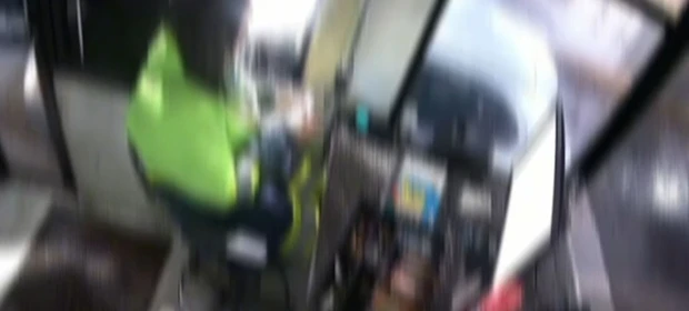 Vídeo mostra homem exibindo partes íntimas para atendente de pedágio na região