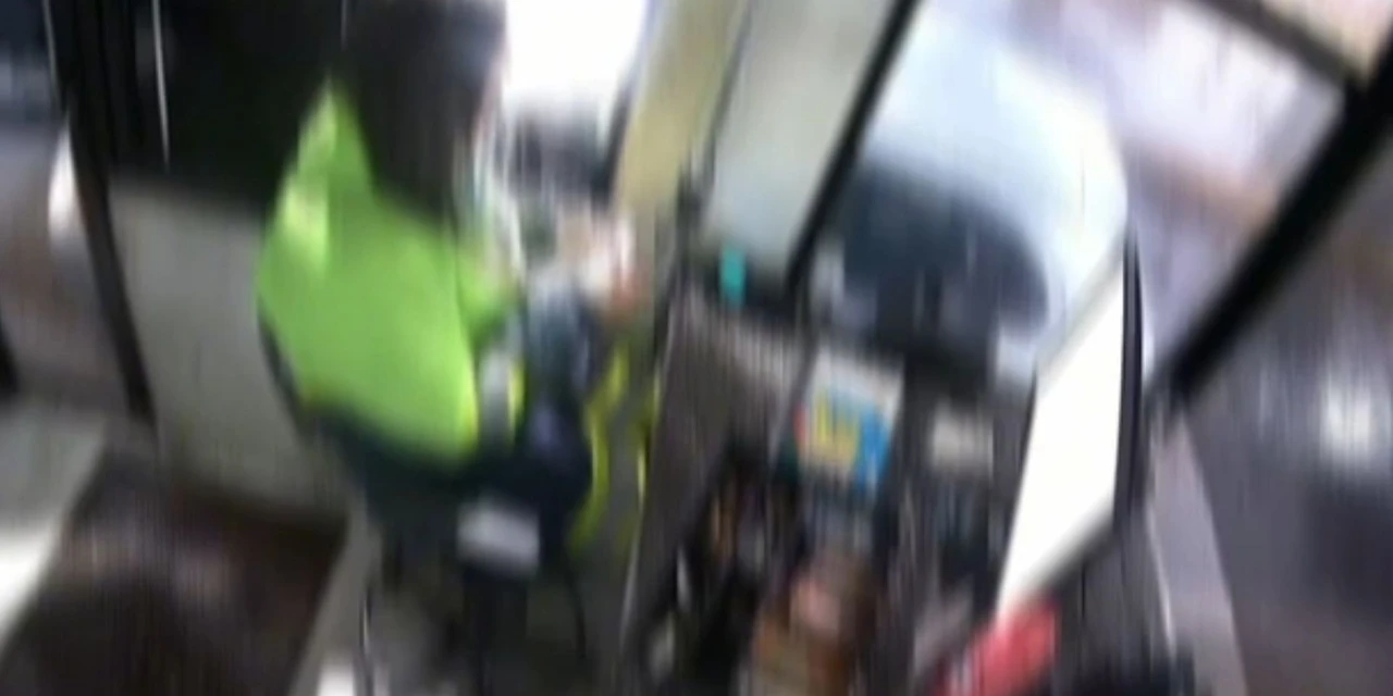 Vídeo mostra homem exibindo partes íntimas para atendente de pedágio na região