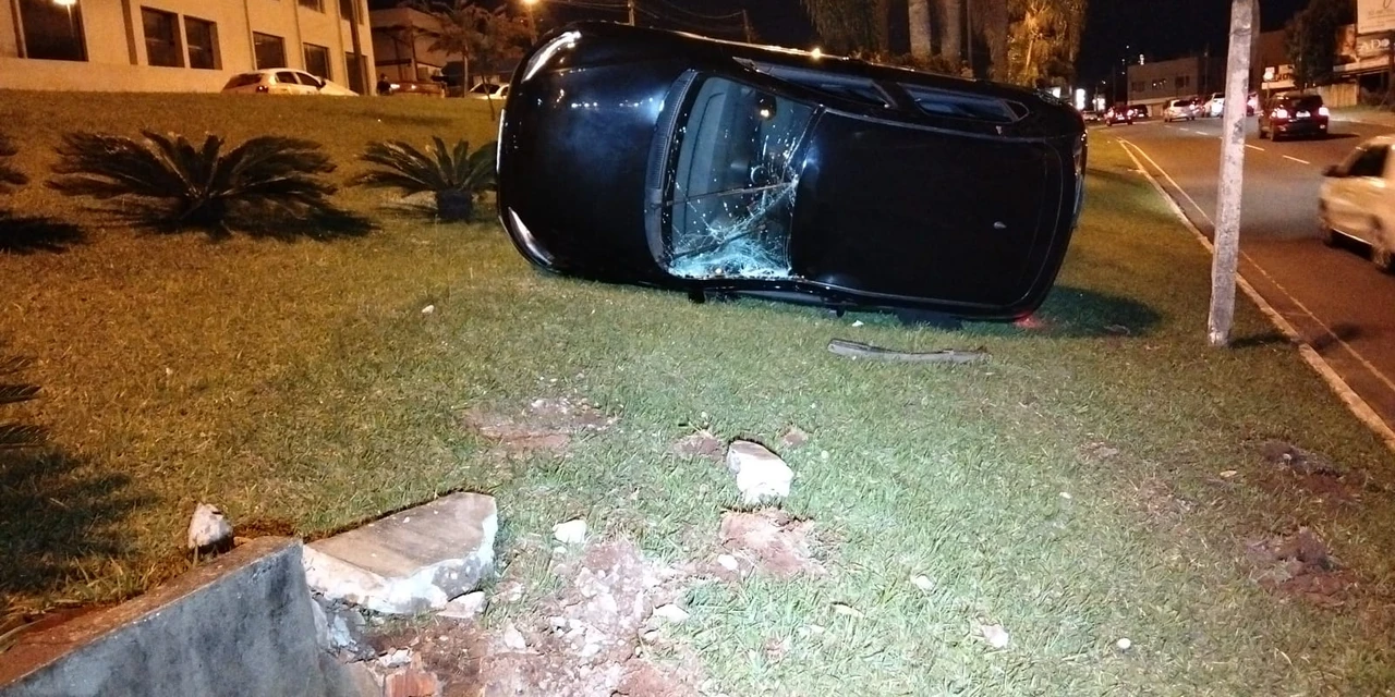 Motorista capota carro ao tentar desviar de veículo em bairro de PG
