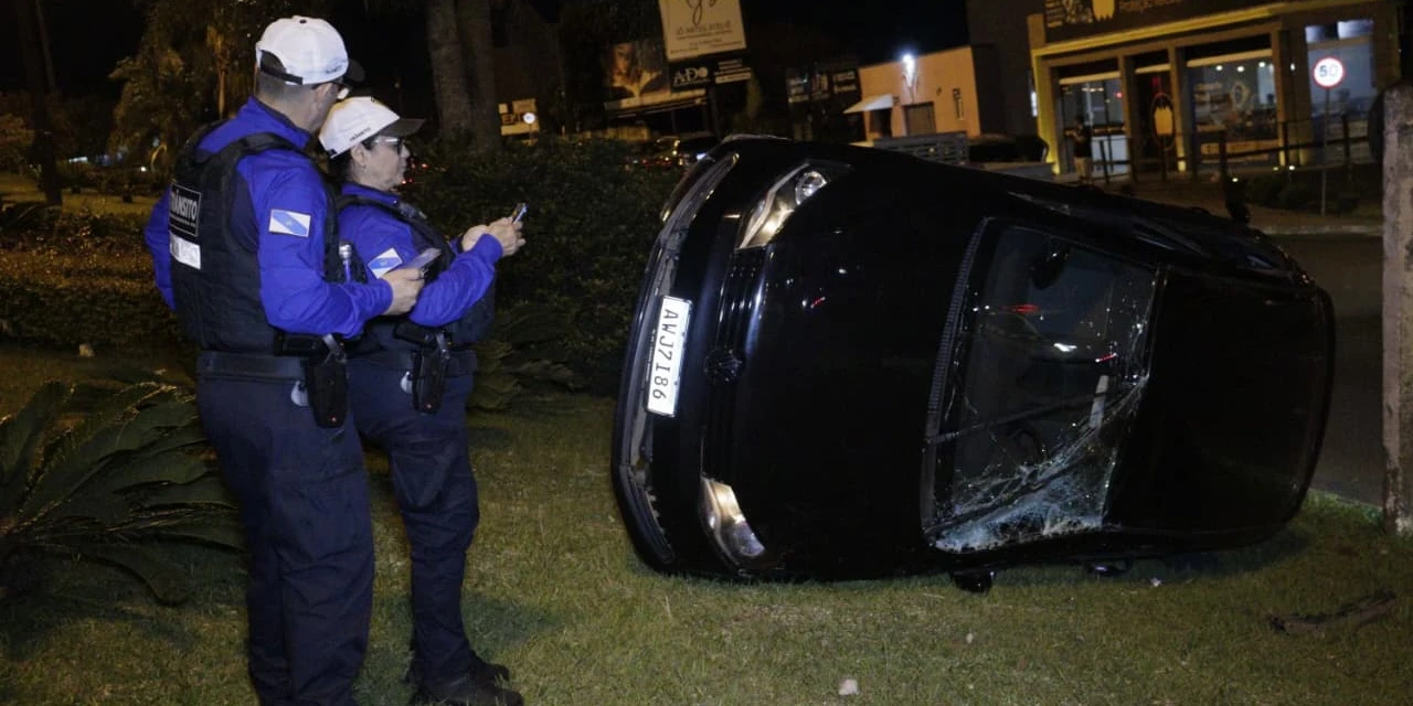 Motorista de Ponta Grossa escapa ileso de capotamento e câmera flagra o acidente