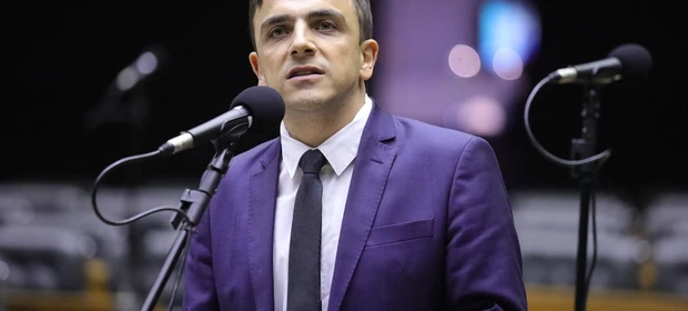 Aliel Machado propõe estender piso nacional para os professores da rede privada