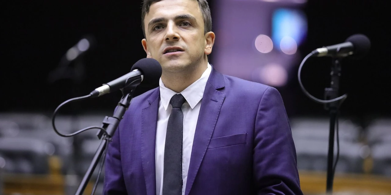 Aliel Machado propõe estender piso nacional para os professores da rede privada