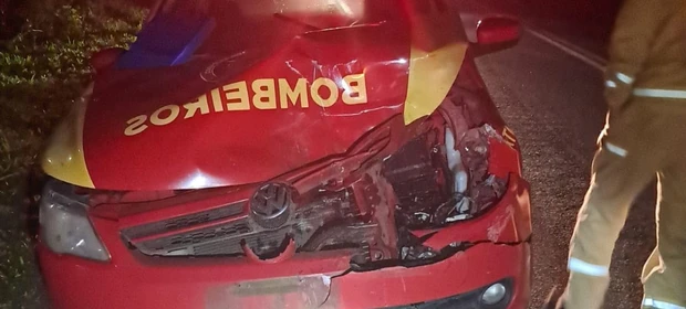 Viatura do Corpo de Bombeiros se envolve em acidente em PG