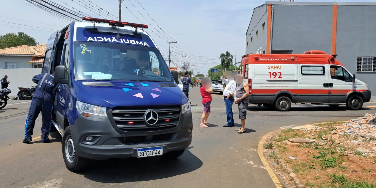 Acidente entre carro e moto deixa jovem ferido em 'Oficinas'