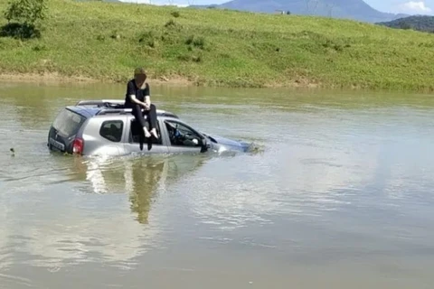 Jovem cai com carro em rio e viraliza pela tranquilidade esperando socorro
