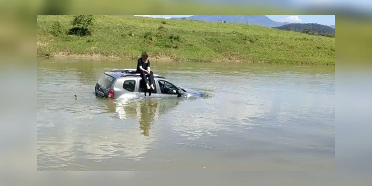 Jovem cai com carro em rio e viraliza pela tranquilidade esperando socorro