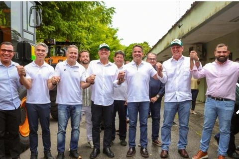 Ministros Fávaro e Renan Filho entregam máquinas agrícolas a 26 municípios de Alagoas pelo Promaq