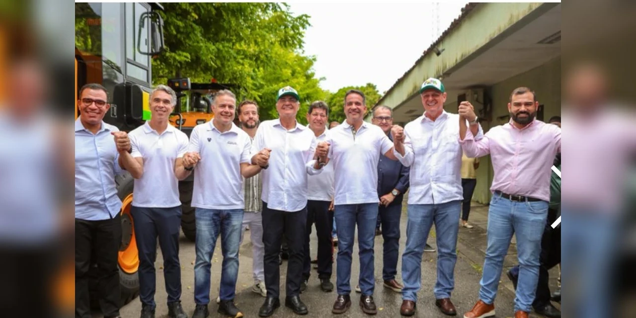Ministros Fávaro e Renan Filho entregam máquinas agrícolas a 26 municípios de Alagoas pelo Promaq