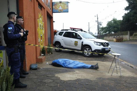 Homem é encontrado morto em frente a bar na região do 'Contorno'