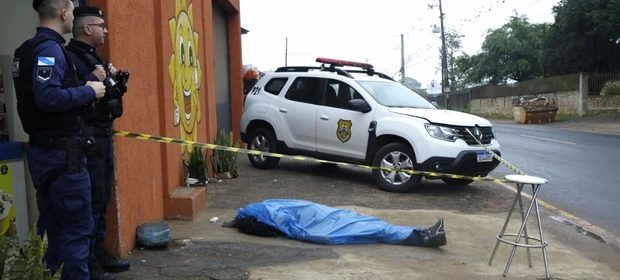 Homem é encontrado morto em frente a bar na região do 'Contorno'