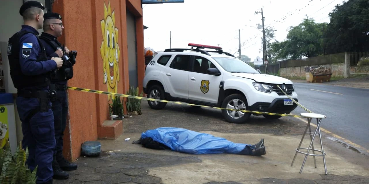 Homem é encontrado morto em frente a bar na região do 'Contorno'