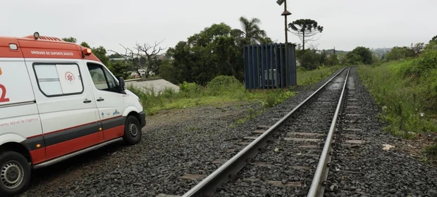 Mulher fica ferida após ser atingida por trem na Vila Palmeirinha, em Ponta Grossa