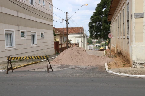 Obras em rua histórica mudam trânsito em Castro; veja detalhes