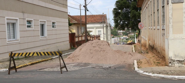 Obras em rua histórica mudam trânsito em Castro; veja detalhes
