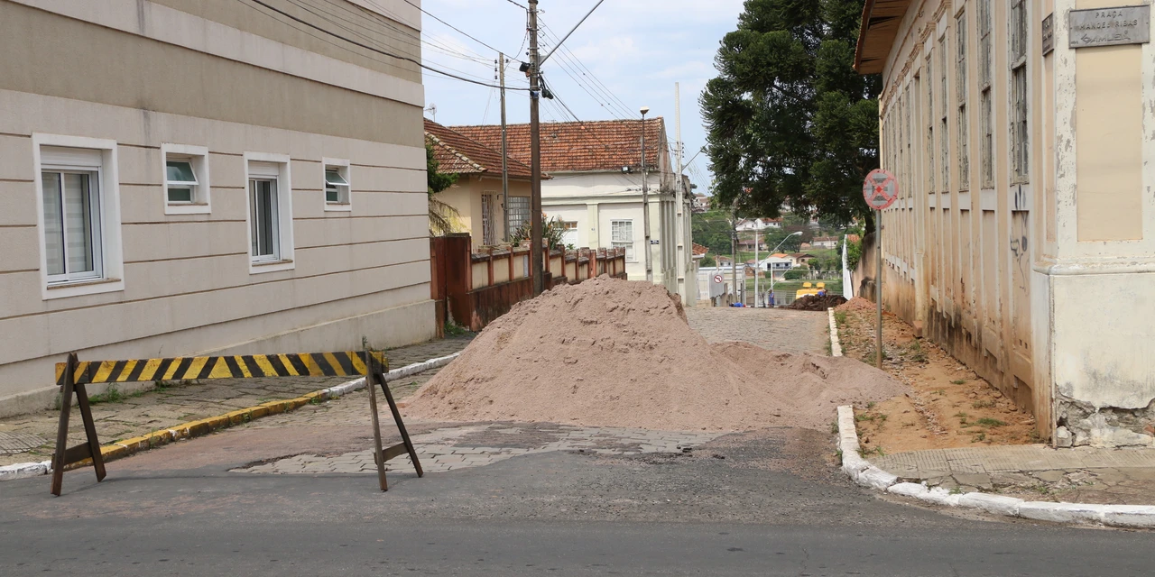 Obras em rua histórica mudam trânsito em Castro; veja detalhes