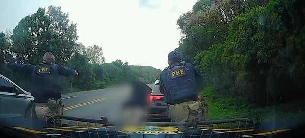VÍDEO: Mesmo com pneus furados, motorista tenta fugir e é preso pela PRF no Paraná