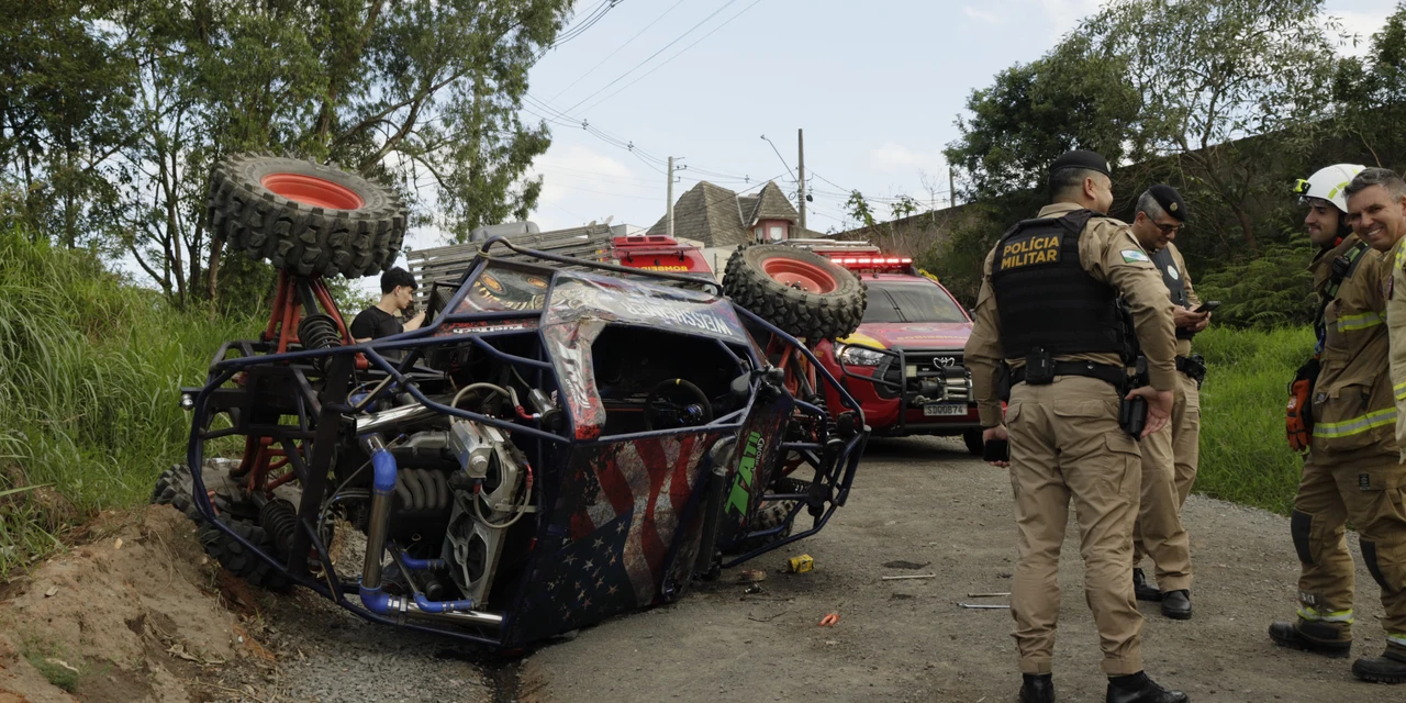 Buggy capota e deixa mulher em estado grave em 'vila' de Ponta Grossa