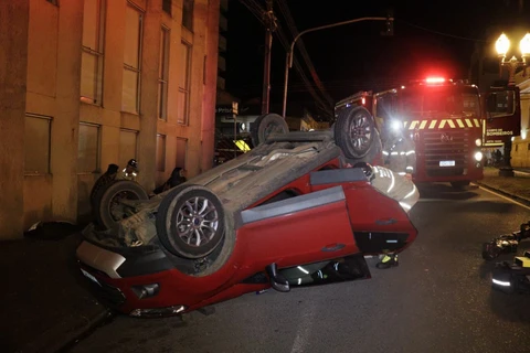 Capotamento no Centro de PG deixa três pessoas feridas; veja fotos
