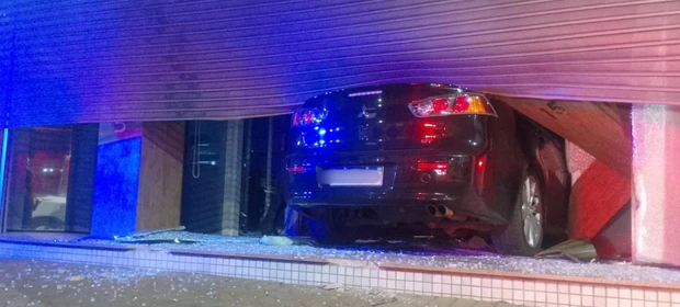 Motorista bêbado invade prédio de cooperativa financeira no Centro de PG