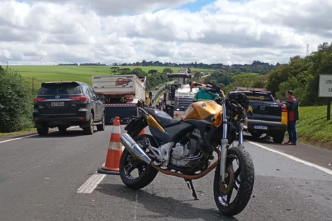 Acidente entre moto e carro deixa um ferido na PR-151