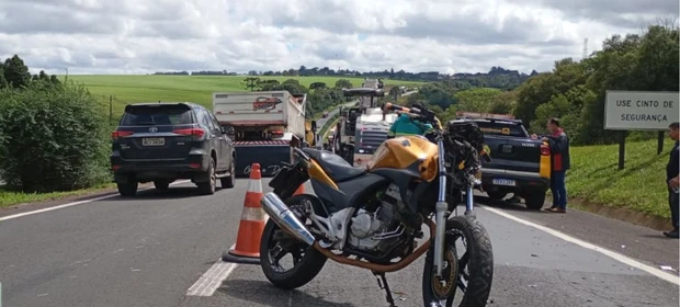 Acidente entre moto e carro deixa um ferido na PR-151