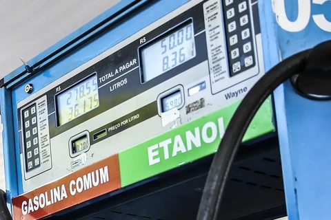 Petrobras reduz preço da gasolina em 4,9% a partir de terça-feira