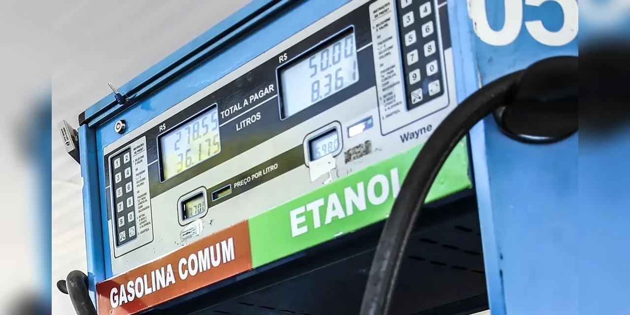 Petrobras reduz preço da gasolina em 4,9% a partir de terça-feira
