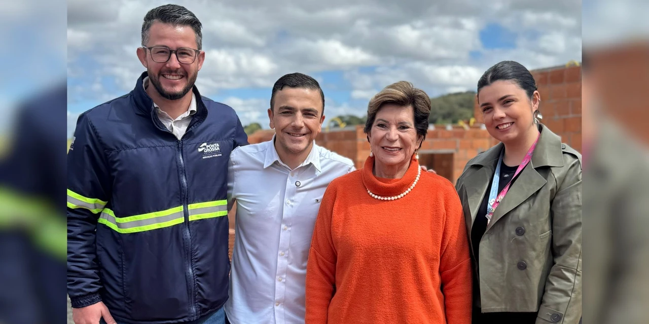 Obras de novas casas populares avançam em Ponta Grossa; autoridades fazem vistoria