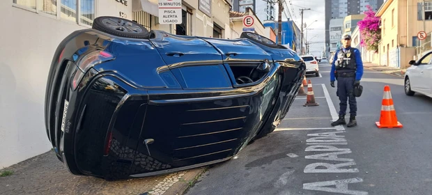 Colisão entre Ford Ka e Jeep deixa duas pessoas feridas em Ponta Grossa; confira fotos